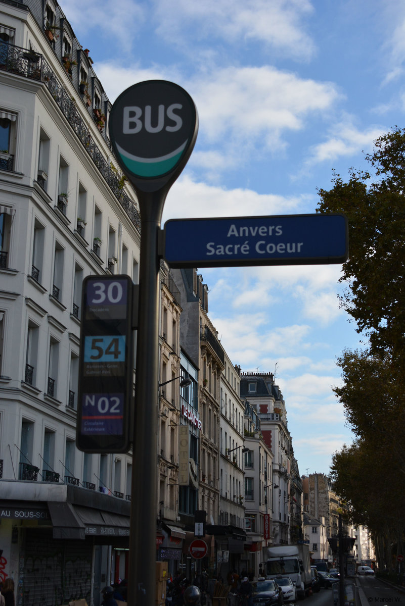 27.10.2018 / Frankreich - Paris / Bushaltestelle, Anvers Sacre Coeur. 
