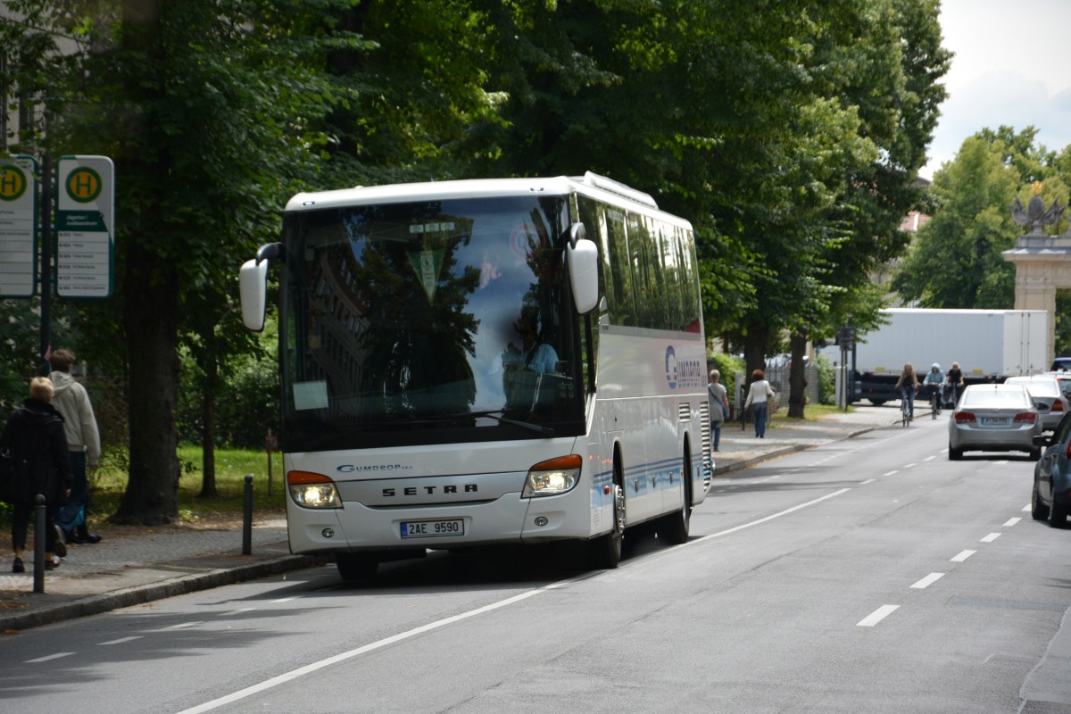 2AE 9590 unterwegs am 26.06.2014 an der Jägerallee in Potsdam. (415 GT HD)