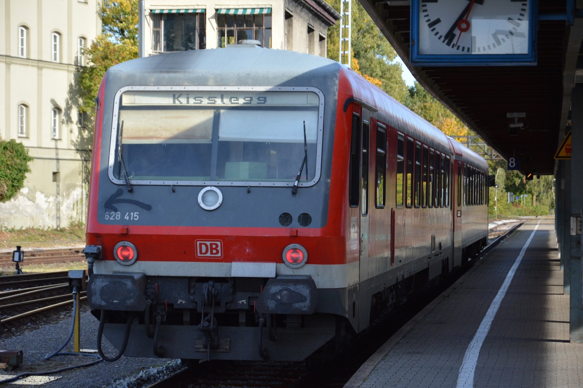 628 415 (BR 628) steht am 06.10.2015 im Hauptbahnhof von Lindau. 