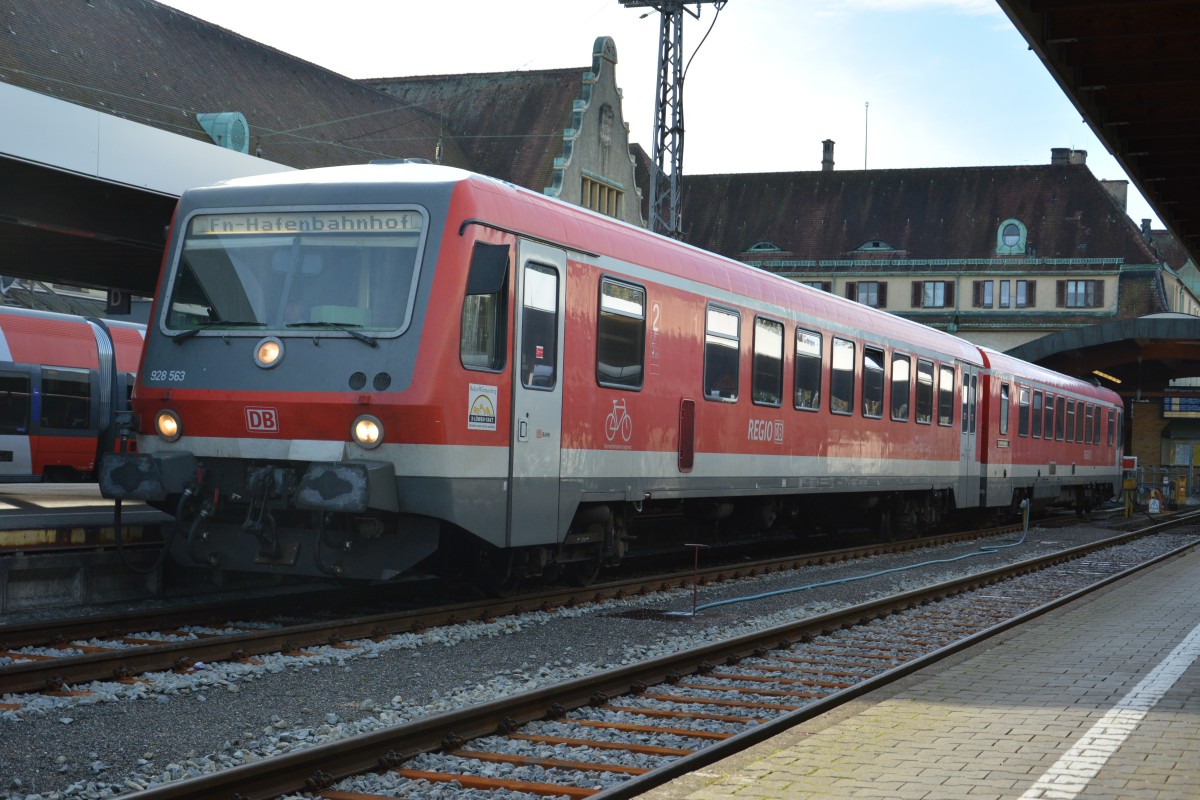 928 563-5 (BR 628 (9580 0928 563-5)) steht am 06.10.2015 im Hauptbahnhof von Lindau. 