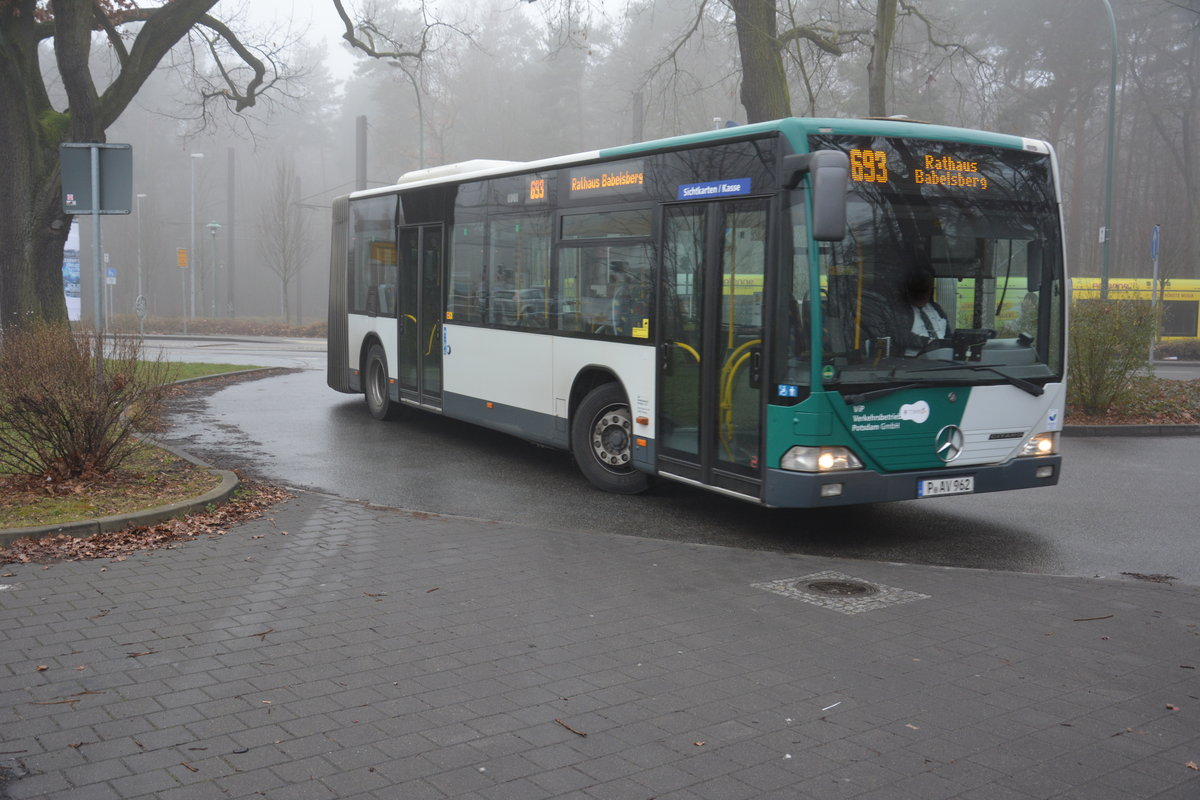 Am 01.01.2016 fährt P-Av 962 auf der Linie 693. Aufgenommen wurde ein Mercedes Benz Citaro G (ex HVG) / Potsdam, Bahnhof Rehbrücke.  