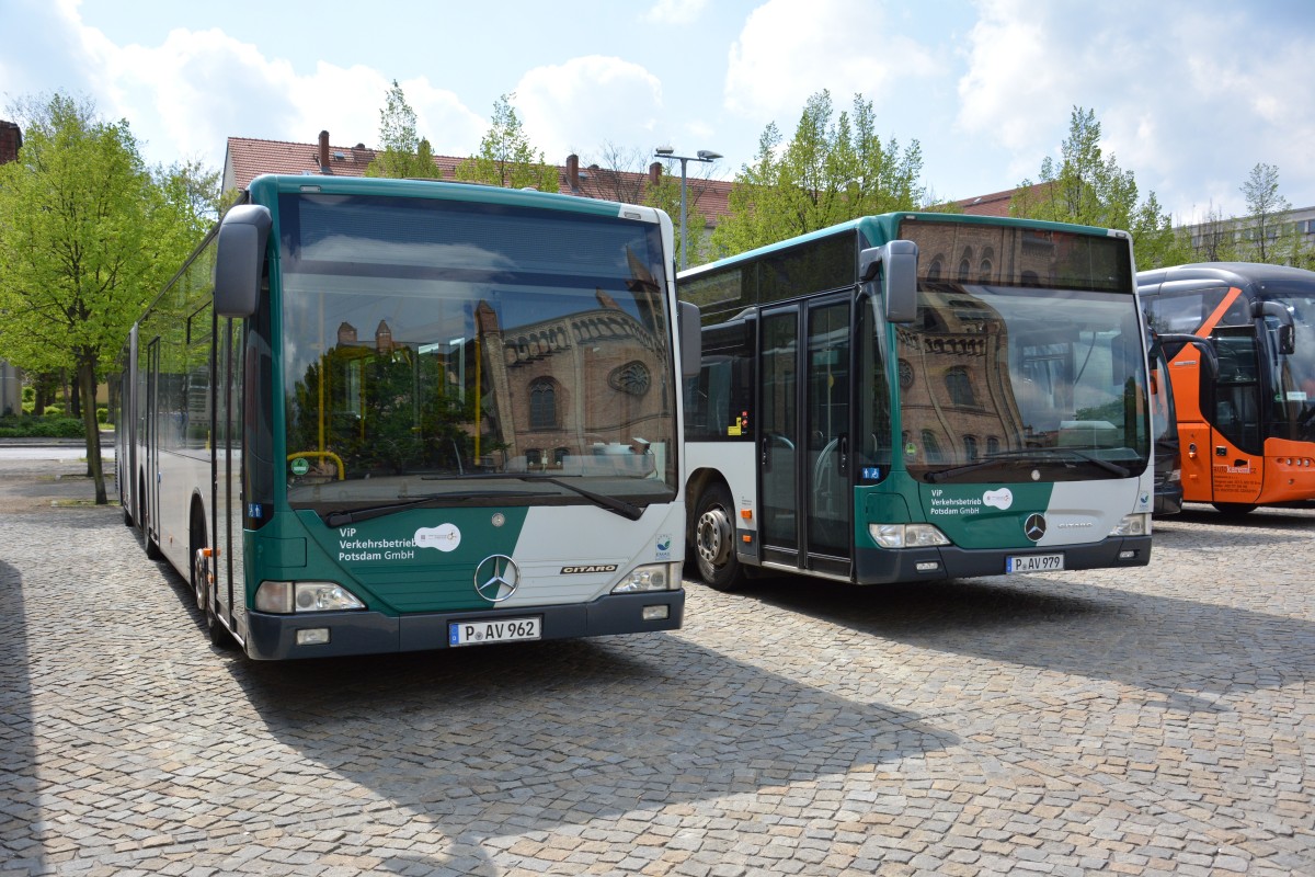Am 01.05.2015 steht P-AV 979 + P-AV 962 auf dem Bassinplatz in Potsdam. Aufgenommen wurde ein Mercedes Benz Citaro und Mercedes Benz Citaro Facelift.
