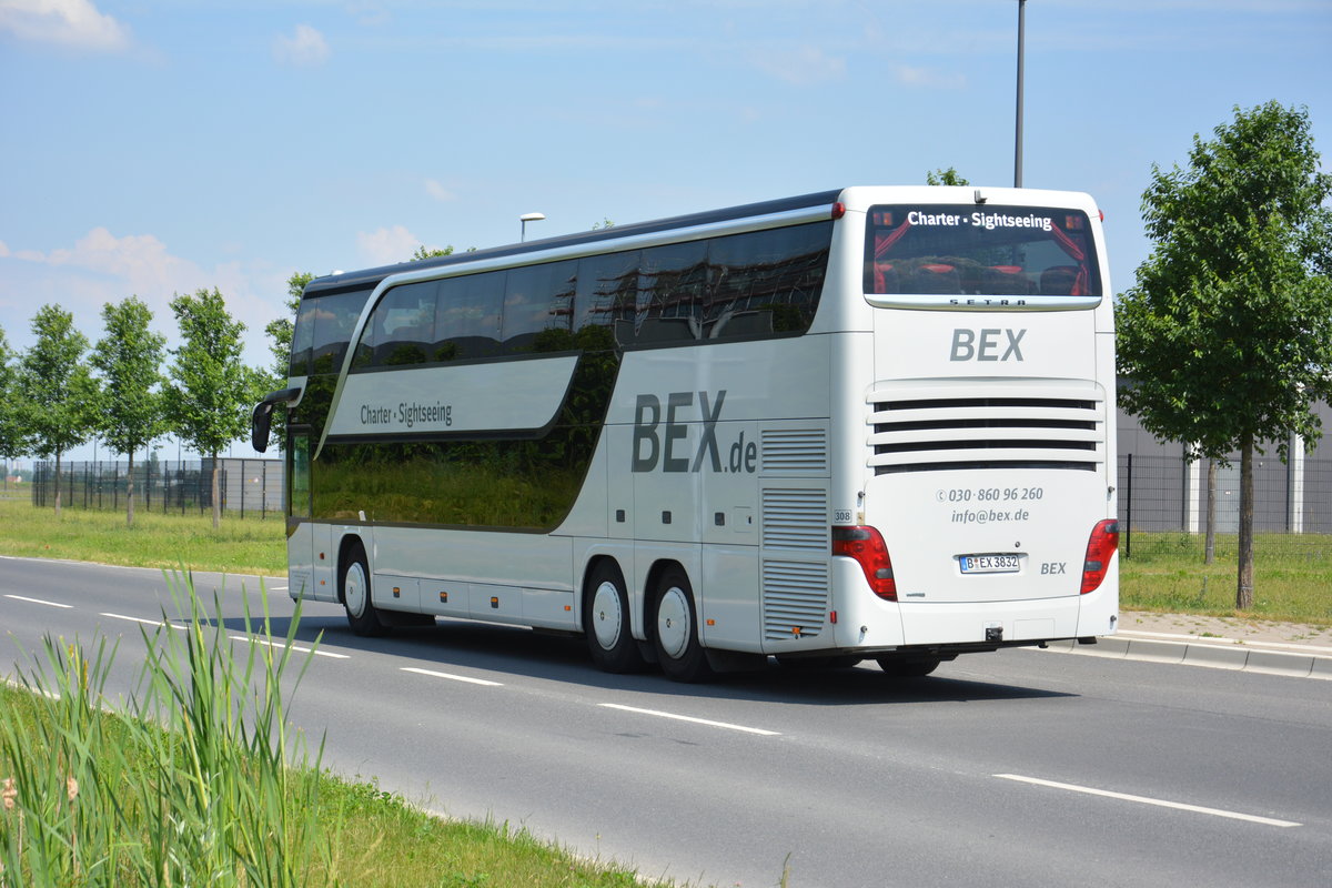 Am 04.06.2016 fährt B-EX 3862 für die ILA 2016 auf der Shuttle Linie  T . Aufgenommen wurde ein Setra S 4331 DT der Firma BEX. 
