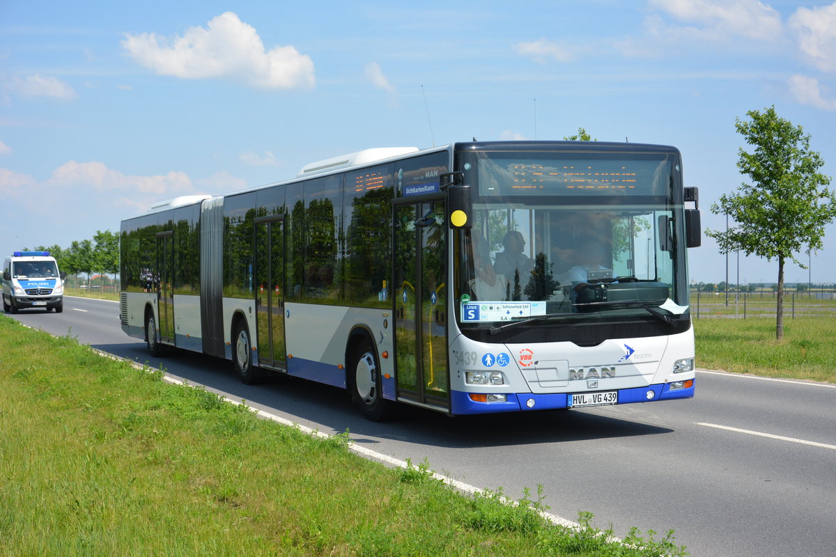 Am 04.06.2016 fährt HVL-VG 439 für die ILA auf der Shuttle-Linie S zwischen ILA Gelände und Bahnhof Schönefeld. Aufgenommen wurde ein MAN Lion's City G der Havelbus. 