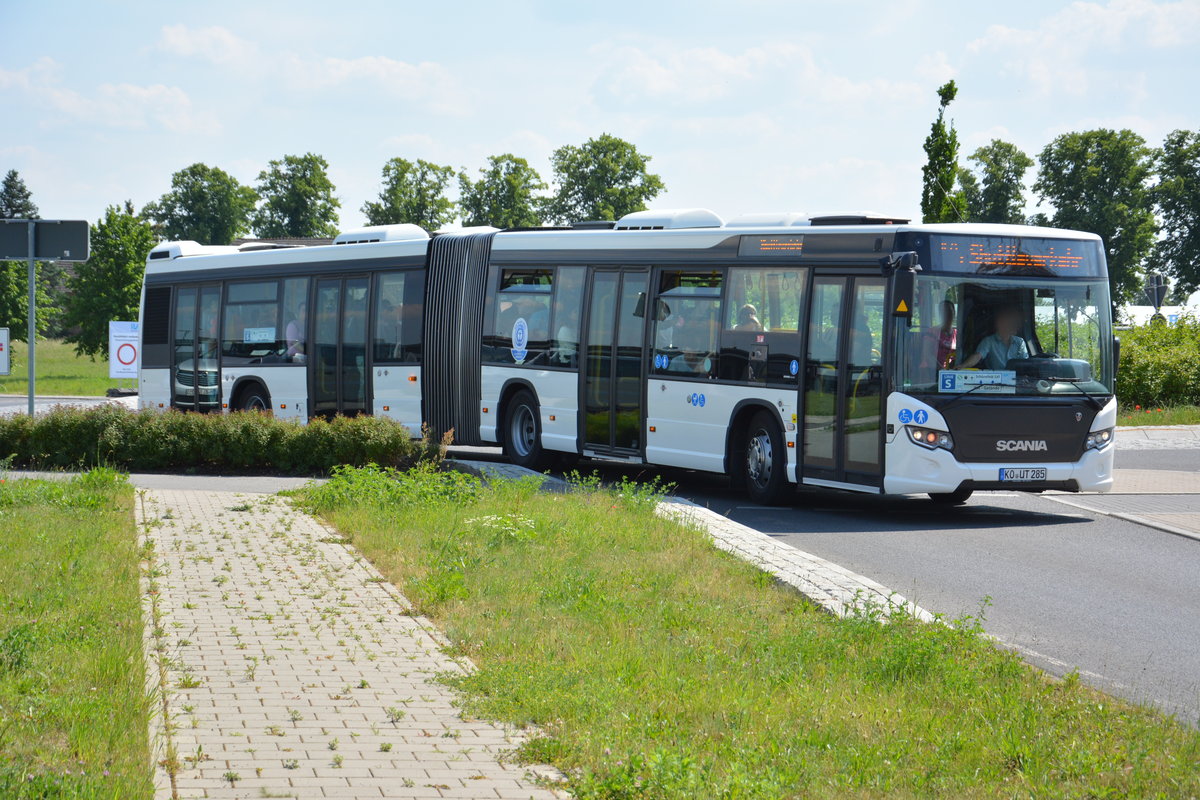 Am 04.06.2016 fährt KO-UT 285 für die ILA 2016 auf der Sonderlinie S zwischen Bahnhof Schönefeld und ILA-Gelände. Aufgenommen wurde ein Scania Citywide.