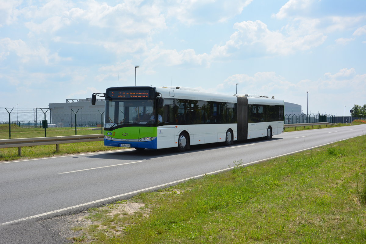 Am 04.06.2016 fährt P-AV 195 für die ILA 2016 auf der ILA Sonderlinie P3 zwischen Parkplatz P3 und ILA-Gelände. Aufgenommen wurde ein Solaris Urbino 18 der BVSG (Betriebshof Potsdam).
