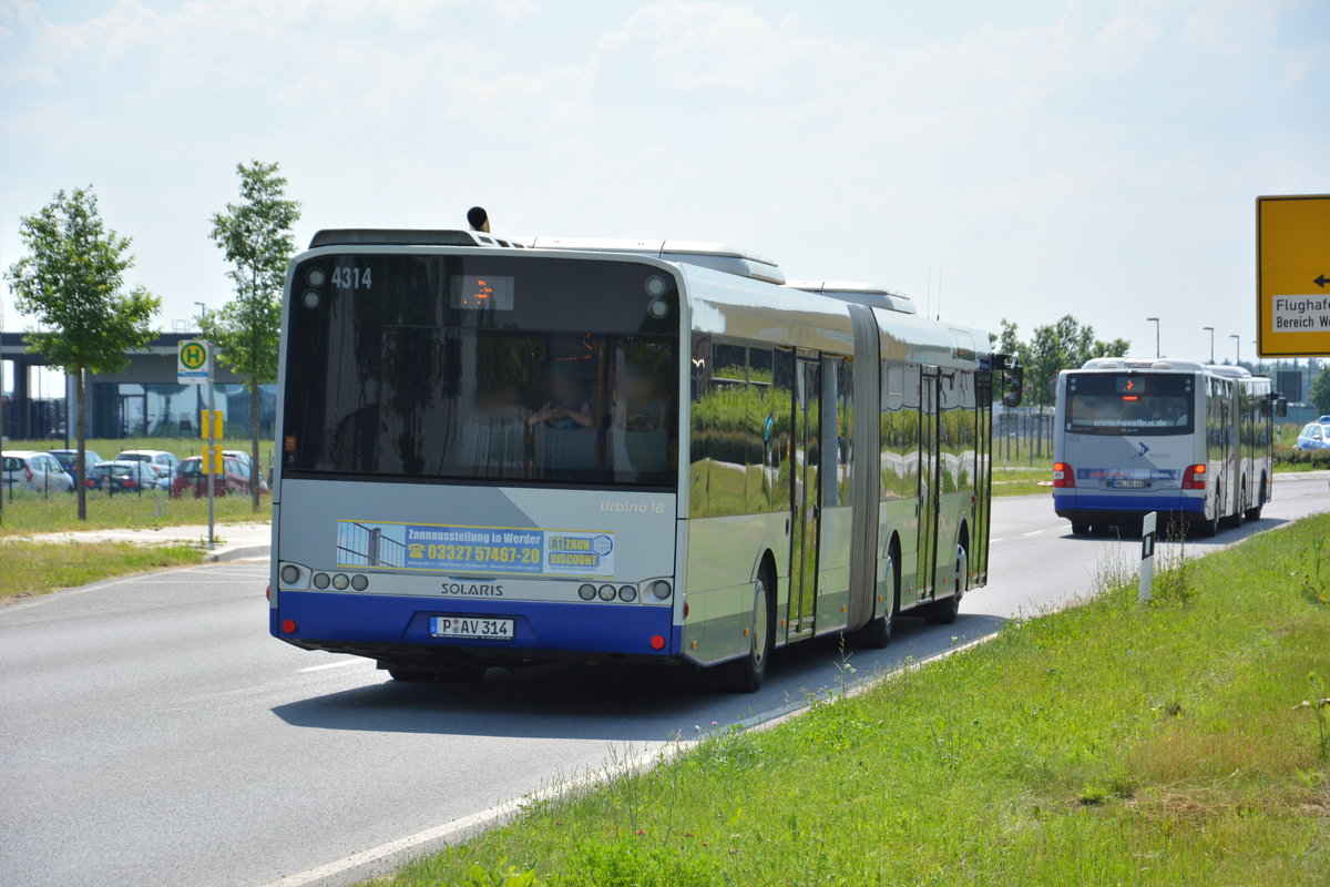 Am 04.06.2016 fährt P-AV 314 für die ILA 2016 auf der Shuttle Linie  P3 . Aufgenommen wurde ein Solaris Urbino 18 der BVSG (Betriebshof Werder Havel).
