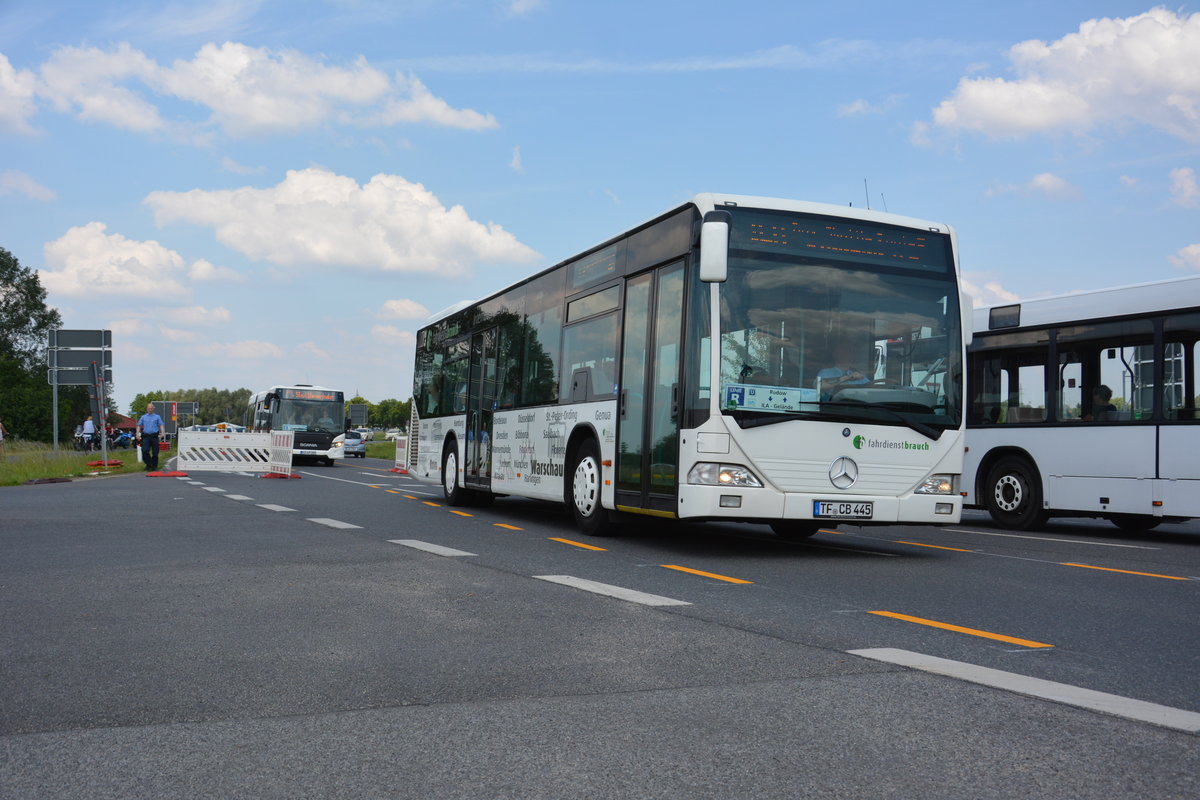 Am 04.06.2016 fährt TF-CB 445 für die ILA 2016 auf der Sonderlinie R zwischen U-Bahnhof Rudow und ILA-Gelände. Aufgenommen wurde ein Mercedes Benz Citaro I.

