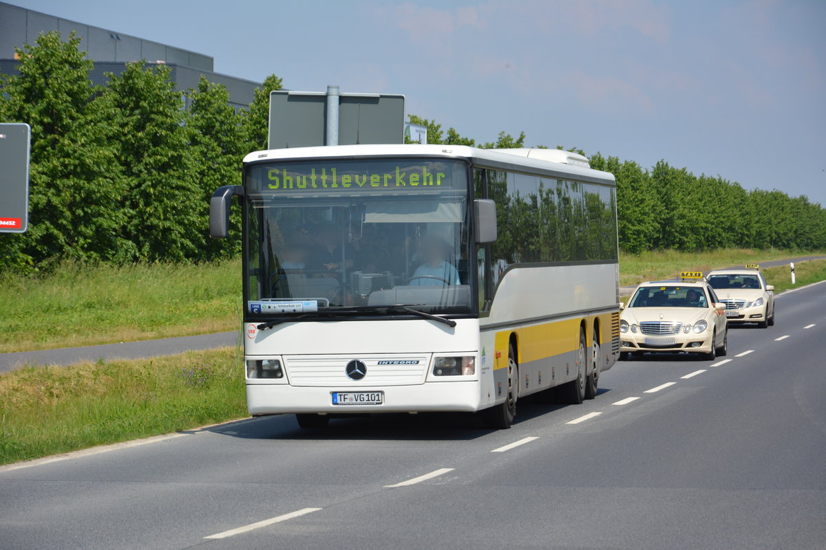 Am 04.06.2016 fährt TF-VG 101 für die ILA 2016 auf der Shuttle Linie  S . Aufgenommen wurde ein Mercedes Benz Integro.
