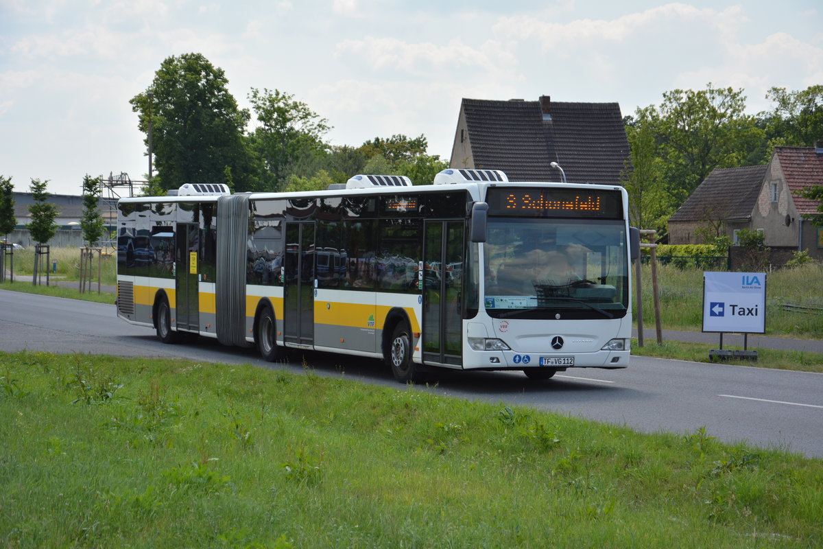 Am 04.06.2016 fährt TF-VG 112 für die ILA 2016 auf der Shuttle Linie  S . Aufgenommen wurde ein Mercedes Benz Citaro I Facelift G der VTF.