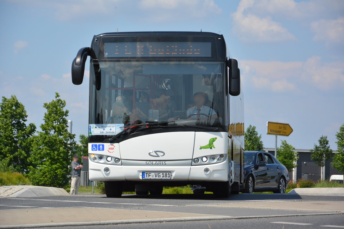 Am 04.06.2016 fährt TF-VG 181 für die ILA 2016 auf der Shuttle Linie  S . Aufgenommen wurde ein Solaris Urbino 12 Ü der VTF. 