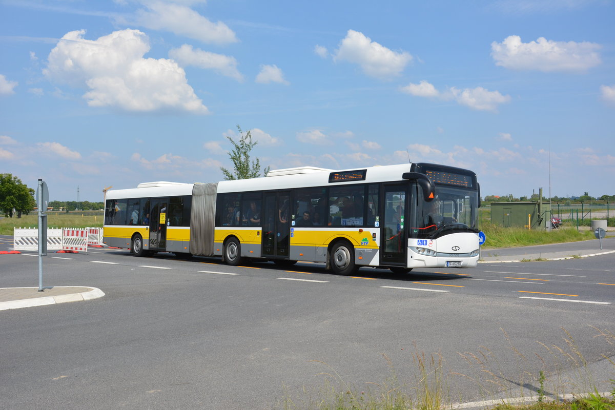 Am 04.06.2016 fährt TF-VG 237 für die ILA 2016 auf der ILA Sonderlinie S zwischen Bahnhof Schönefeld und ILA-Gelände. Aufgenommen wurde ein Solaris Urbino 18 Ü der VTF. 