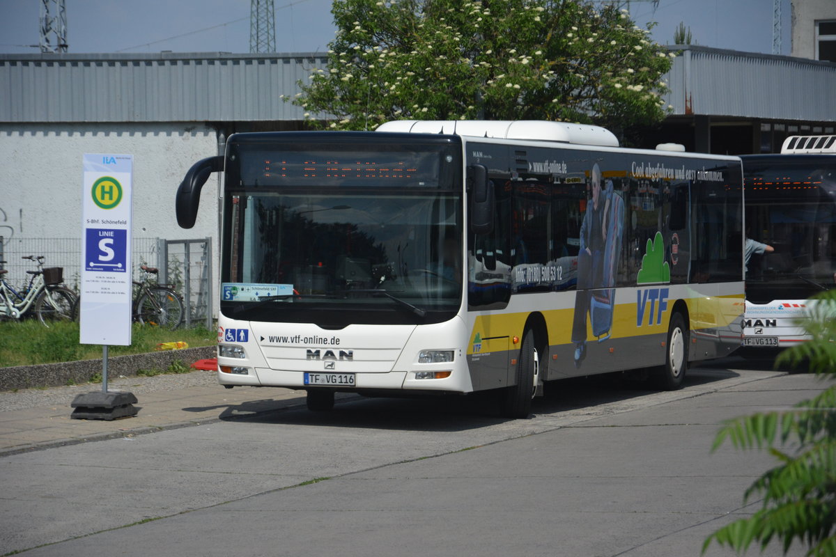Am 04.06.2016 ist TF-VG 116 für die ILA 2016 auf der Sonderlinie S zwischen Bahnhof Schönefeld und ILA-Gelände unterwegs. Aufgenommen wurde ein MAN Lion's City Ü der VTF. 
