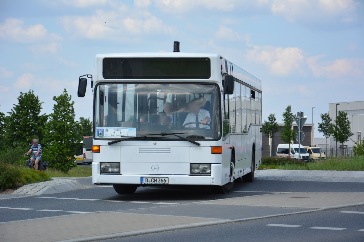 Am 04.06.2017 fährt B-CM 366 für die ILA 2016 auf der ILA Sonderlinie R zwischen U-Bahnhof Rudow und ILA-Gelände. Aufgenommen wurde ein Mercedes Benz O 405N.