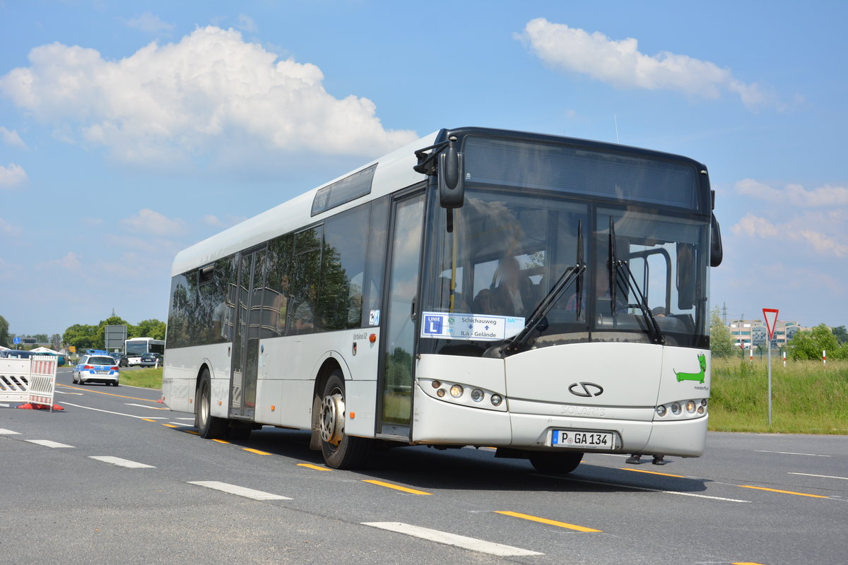 Am 04.06.2017 fährt P-GA 134 für die ILA 2016 auf der ILA Sonderlinie L zwischen S-Bahnhof Schichauweg und ILA-Gelände. Aufgenommen wurde ein Solaris Urbino 12 Ü.
