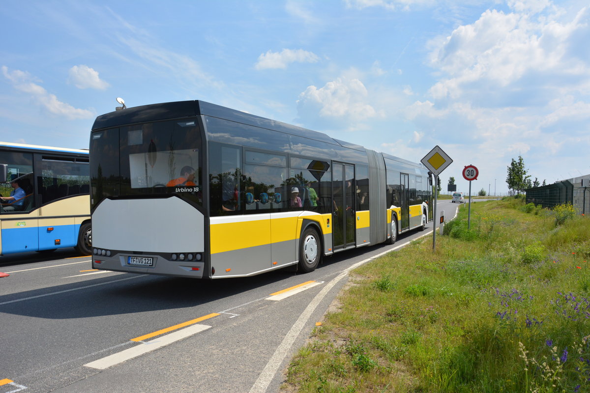 Am 04.06.2017 fährt TF-VG 121 für die ILA 2016 auf der ILA Sonderlinie S zwischen Bahnhof Schönefeld und ILA-Gelände. Aufgenommen wurde ein Solaris Urbino IV 18 der VTF.