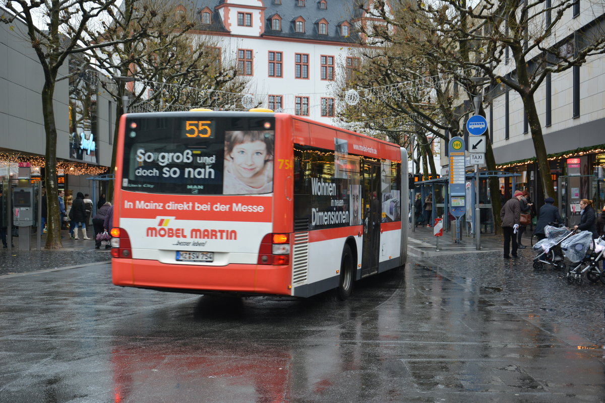Am 04.12.2015 fährt MZ-SW 754 auf der Linie 55 durch die Innenstadt von Mainz. Aufgenommen wurde ein MAN Lion's City G.

