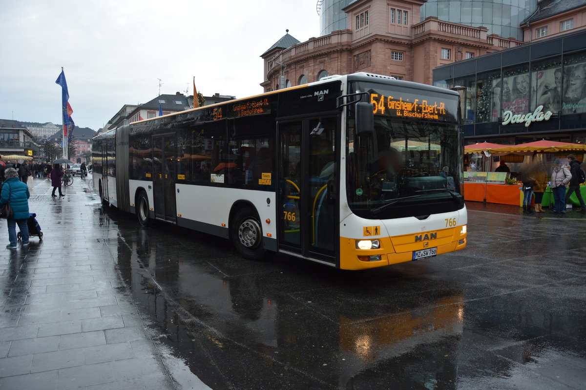 Am 04.12.2015 fährt MZ-SW 766 auf der Linie 54 durch die Innenstadt von Mainz. Aufgenommen wurde ein MAN Lion's City G.

