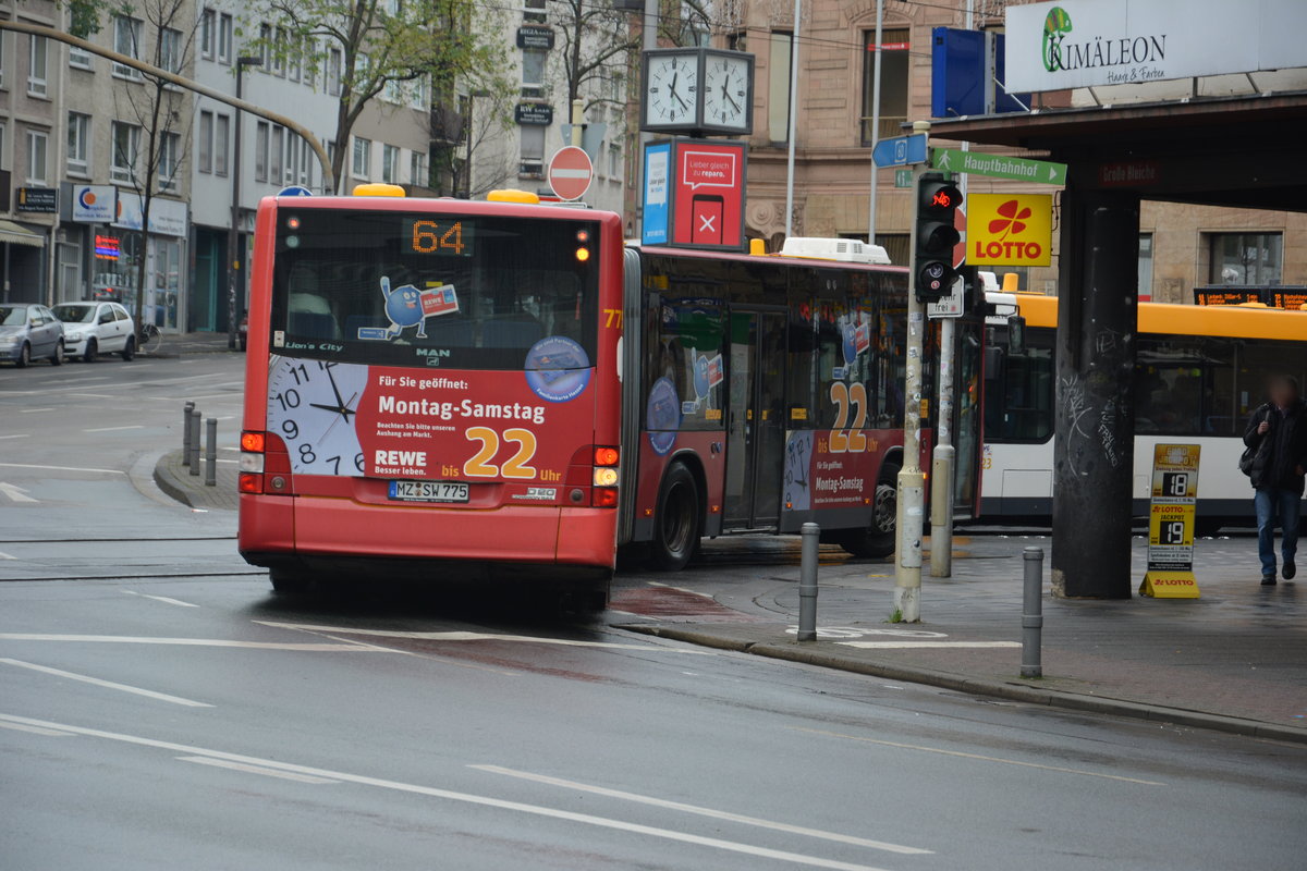 Am 04.12.2015 fährt MZ-SW 775 auf der Linie 64 durch die Innenstadt von Mainz. Aufgenommen wurde ein MAN Lion's City G. 