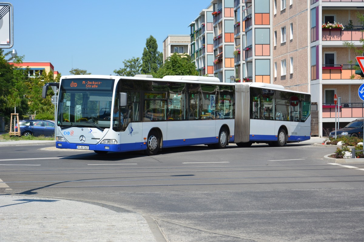 Am 09.07.2013 fährt P-AV 163 für die Straßenbahn in Potsdam Schienenersatzverkehr. Aufgenommen wurde ein Mercedes Benz Citaro / Potsdam Konrad-Wolf-Allee.
