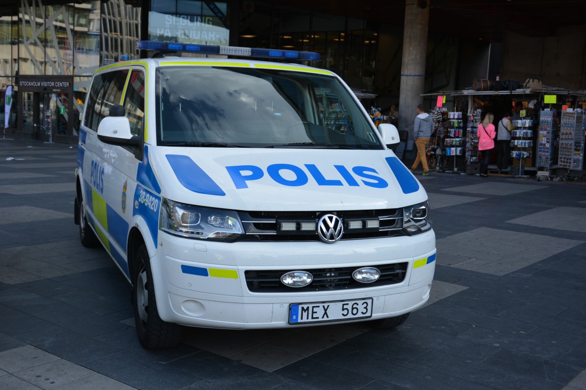 Am 10.09.2014 steht dieser VW Streifenwagen am Sergels torg in Stockholm. MEX 563.
