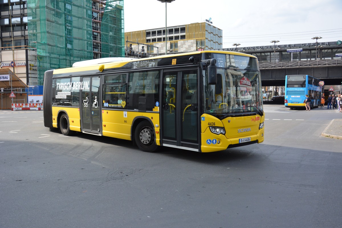 Am 11.04.2015 fährt B-V 4436 auf der Linie X9. Aufgenommen wurde ein Scania Citywide / Berlin Zoologischer Garten.
