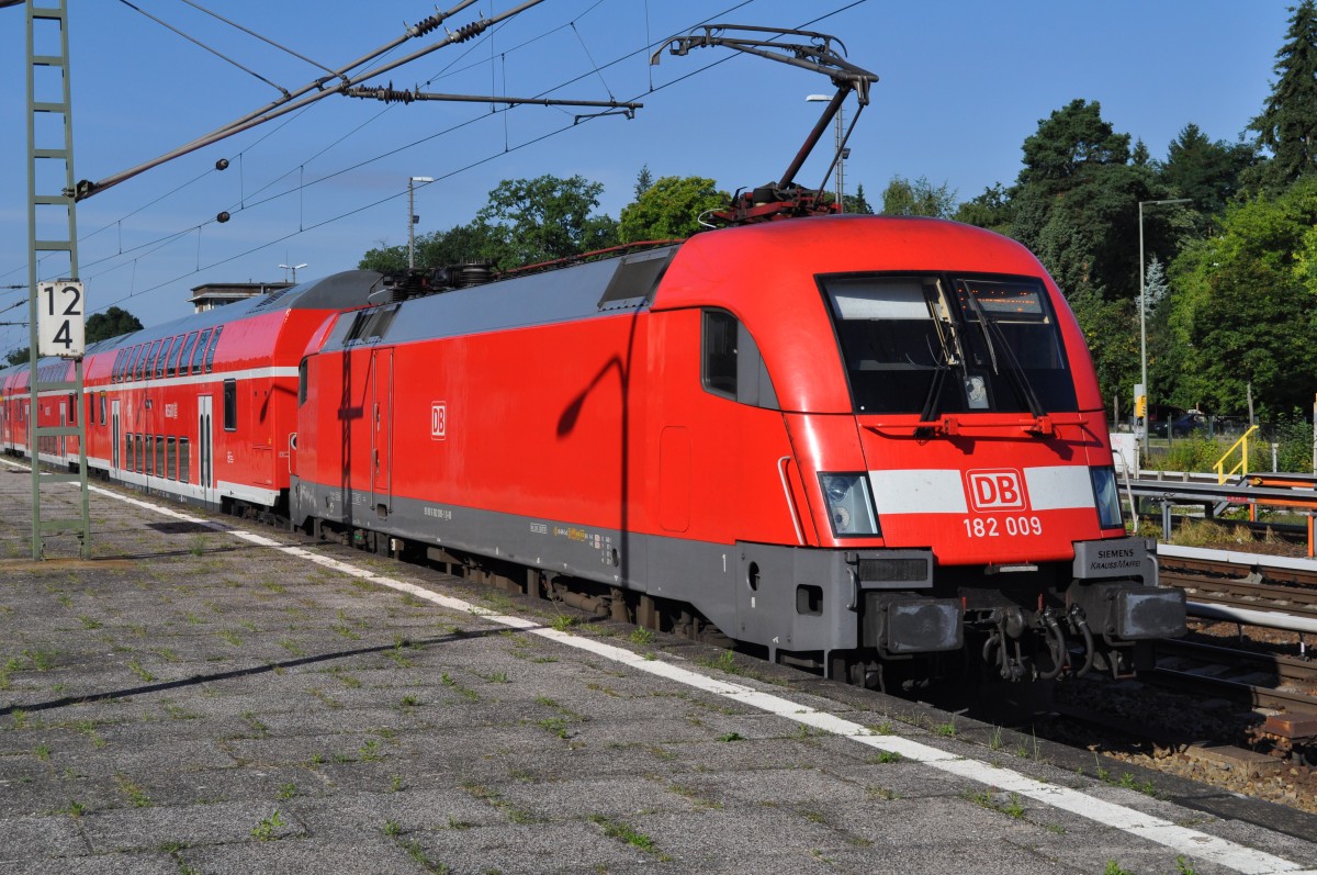 Am 11.08.2013 schiebt diese BR 182 (182 009) den RE 1 Richtung Brandenburg an der Havel. Aufgenommen am Bahnhof Wannsee.