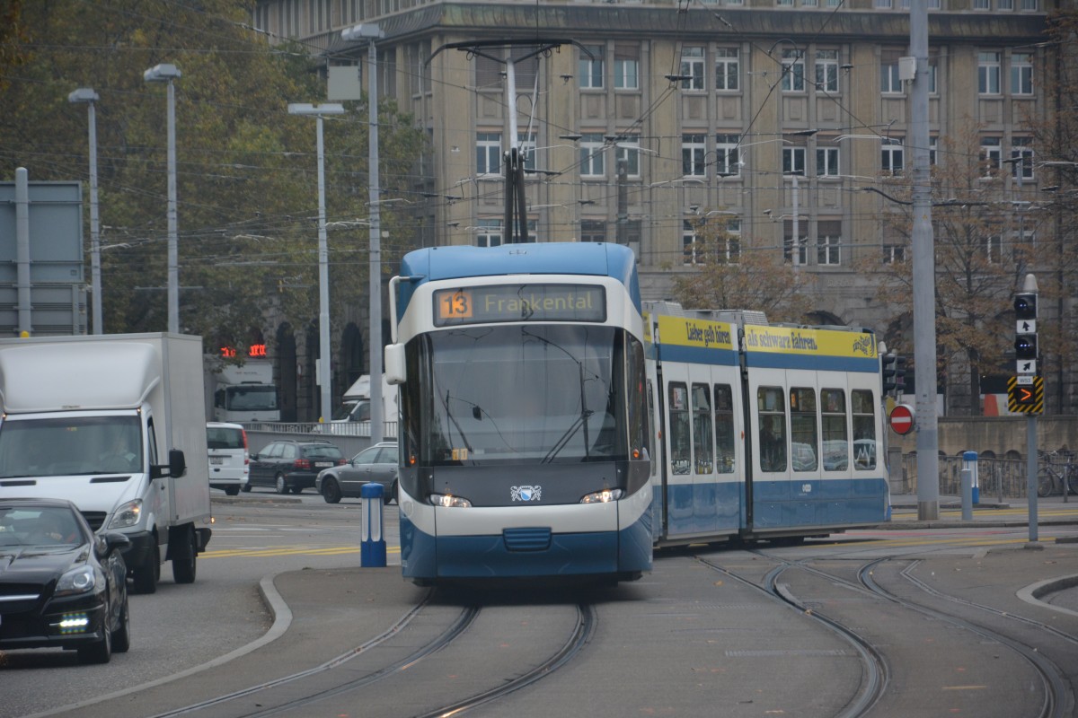 Am 14.10.2015 fährt diese Niederflurstraßenbahn  Cobra . Aufgenommen am Bahnhof Zürich HB.