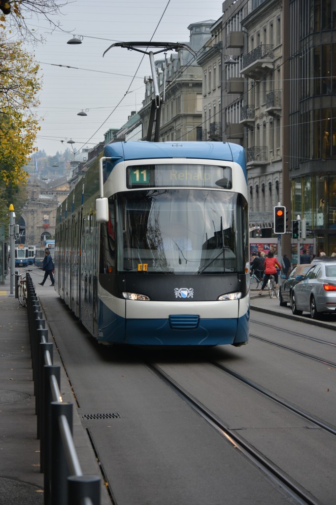 Am 14.10.2015 fährt diese Niederflurstraßenbahn  Cobra . Aufgenommen auf der Bahnhofstrasse in Zürich.