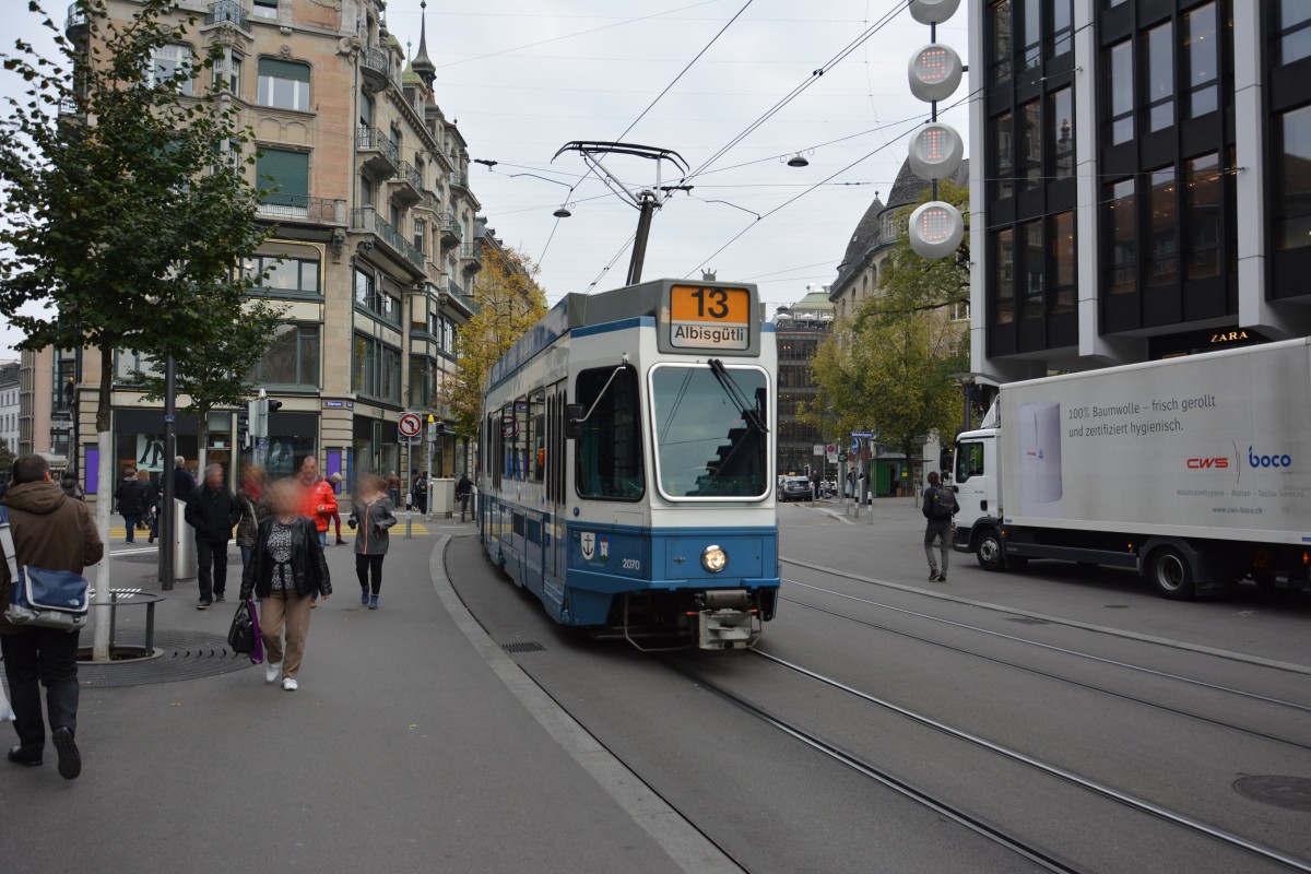 Am 14.10.2015 fährt diese Tram 2000  2070  auf der Linie 13 nach Albisgütli. Aufgenommen in der Bahnhofstrasse Zürich.