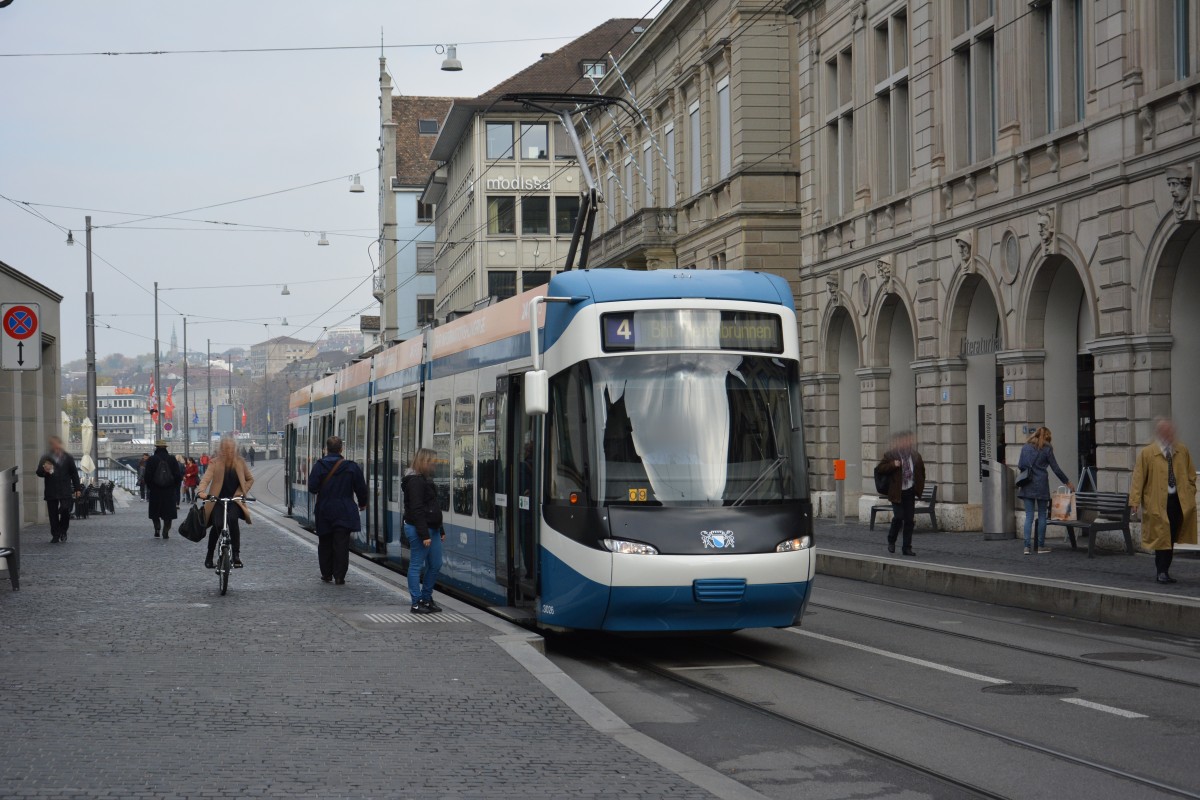 Am 14.10.2015 fährt diese Tram Cobra  3026  auf der Linie 4 durch Zürich. Aufgenommen an der Haltestelle Zürich Rathaus.