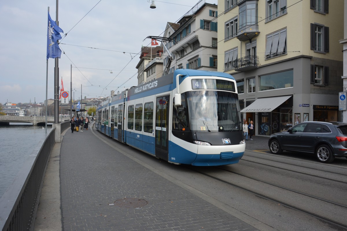 Am 14.10.2015 fährt diese Tram Cobra  3013  auf der Linie 4 durch Zürich. Aufgenommen an der Haltestelle Zürich Rathaus.

