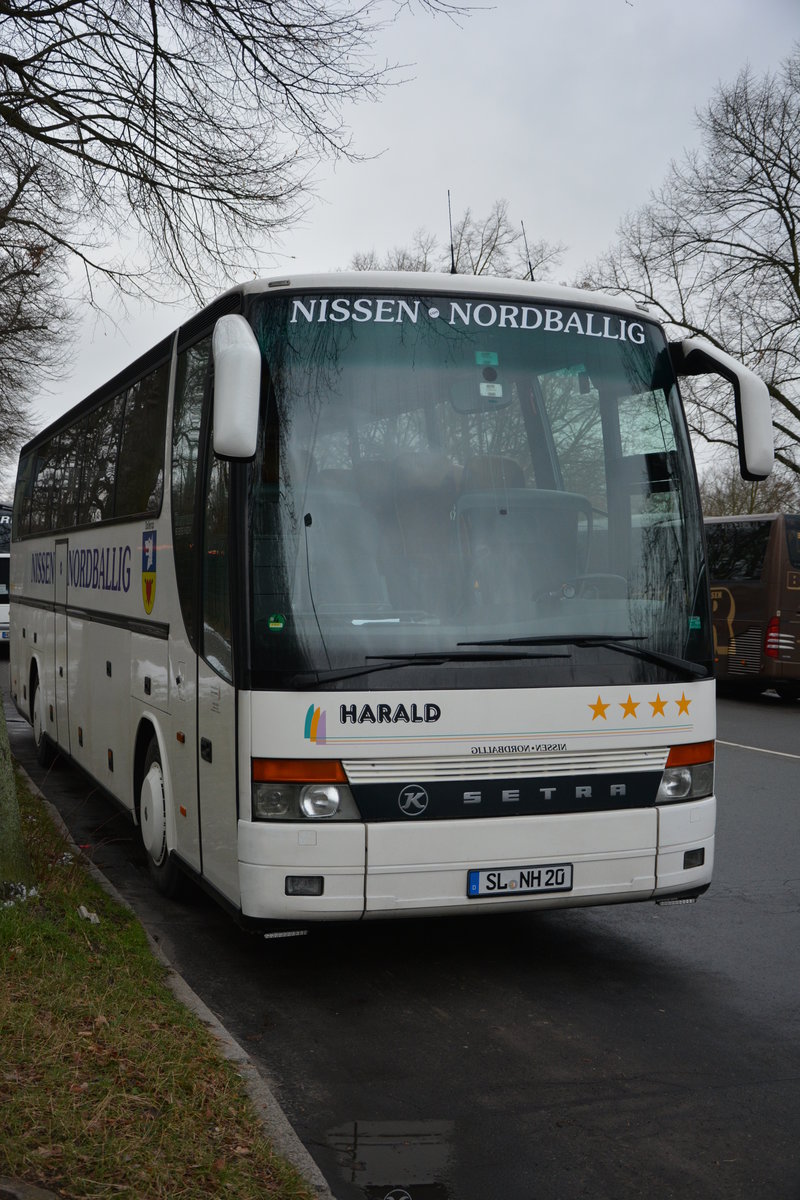 Am 16.01.2016 steht SL-NH 20 in der Passenheimer Straße. Aufgenommen wurde ein Setra S 315 HDH (Omnibusbetrieb Nissen Nordballig).
