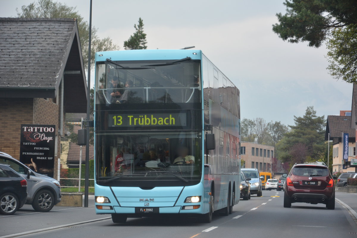 Am 16.10.2015 fährt FL-39882 auf der Linie 13 nach Trübbach. Aufgenommen wurde ein MAN Lion's City DD / Landstrasse Vaduz Richtung Schaan. 