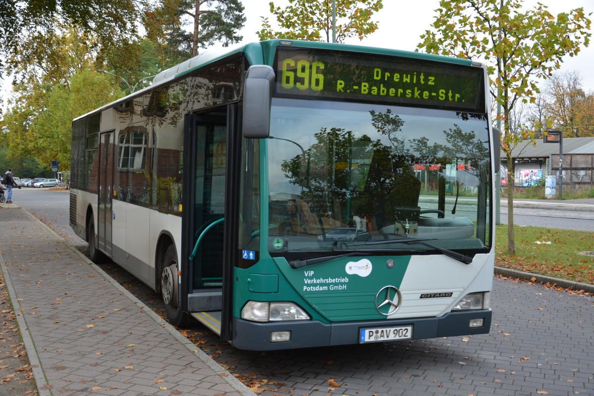 Am 17.10.2014 steht P-AV 902 (Mercedes Benz O530) am Bahnhof Griebnitzsee in Potsdam.
