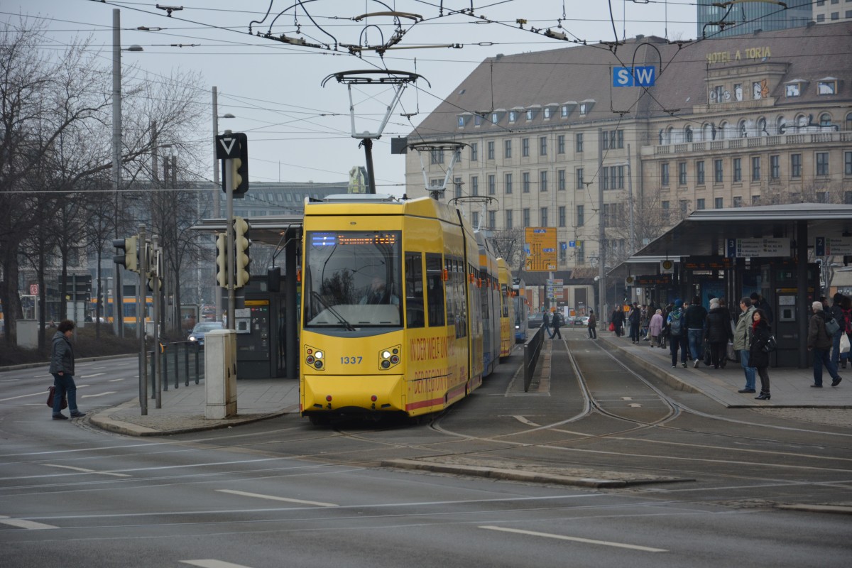 Am 18.02.2015 wurde diese Niederflurstraßenbahn  1337  auf der Linie 7 nach Sommerfeld gesichtet. Aufgenommen am Hauptbahnhof in Leipzig. 