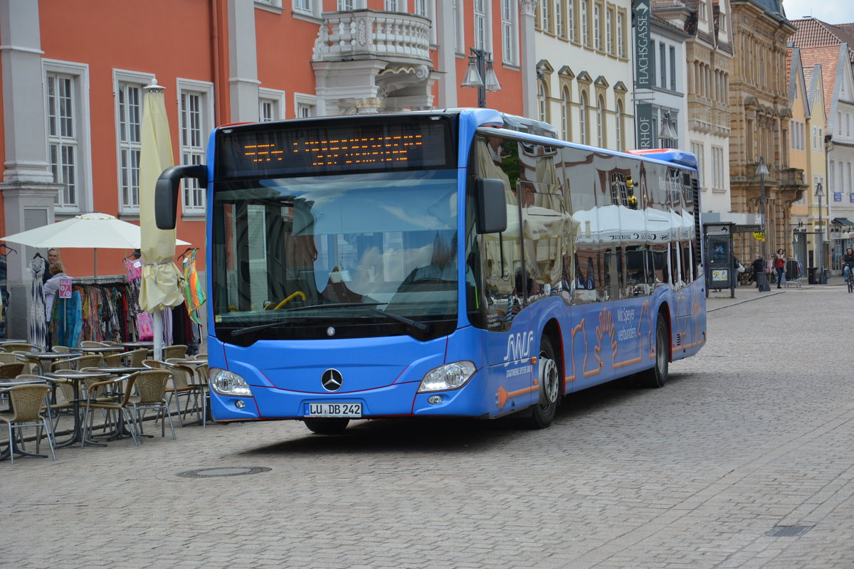Am 18.04.2016 fährt LU-DB 242 durch die Innenstadt von Speyer. Aufgenommen wurde ein Mercedes Benz Citaro II, Speyer Innenstadt. 