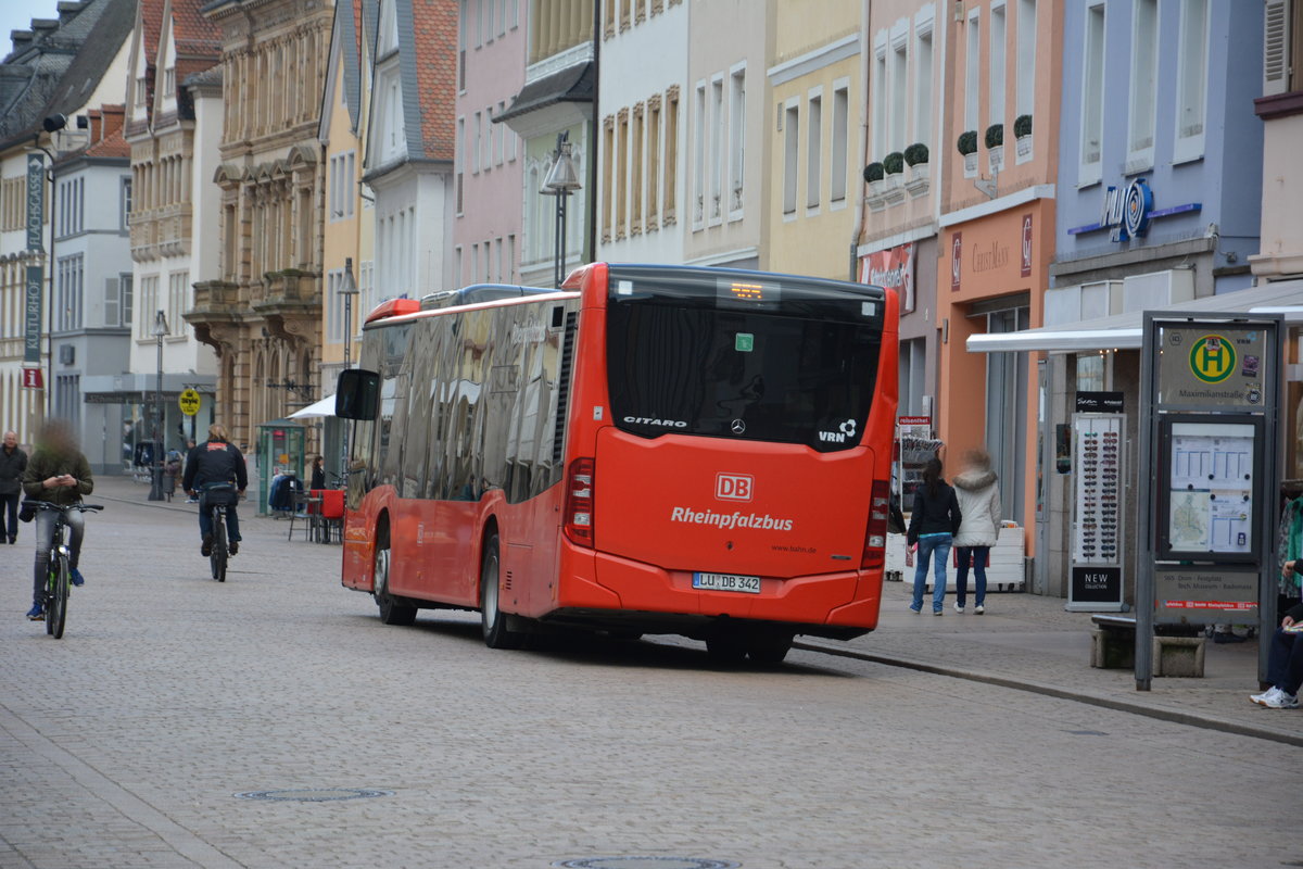 Am 18.04.2016 fährt LU-DB 342 durch die Innenstadt von Speyer. Aufgenommen wurde ein Mercedes Benz Citaro II, Speyer Innenstadt. 
