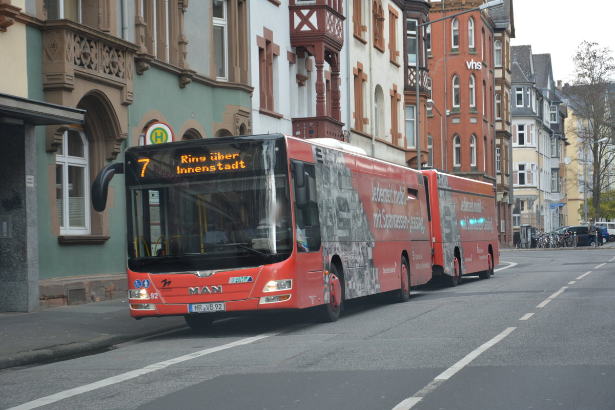 Am 19.04.2016 fährt MR-VB 92 auf der Linie 7 durch Marburg. Aufgenommen wurde ein MAN Lion's City mit Anhänger. 