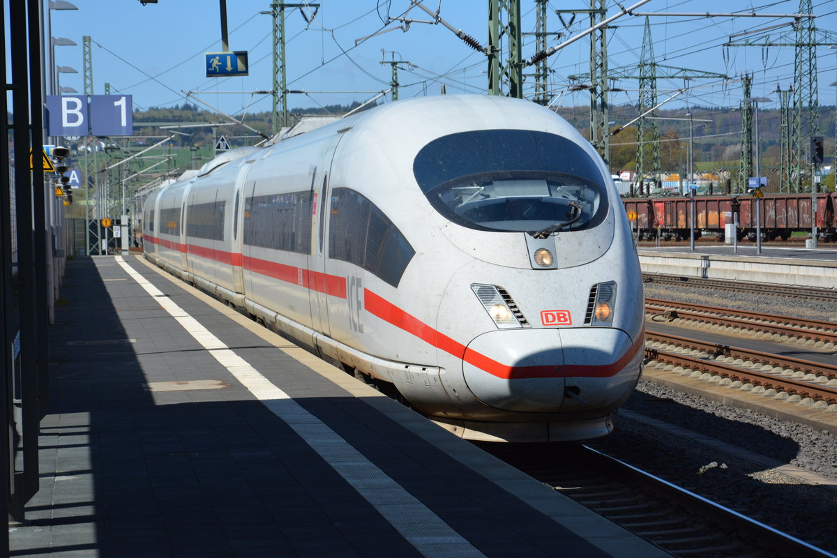 Am 20.04.2016 fährt dieser ICE 3 in den Bahnhof Montabaur ein. 