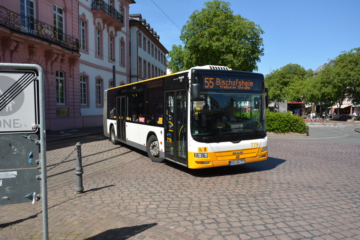 Am 21.04.2016 fährt MZ-SW 779 auf der Linie 55 nach Bischofsheim. Aufgenommen wurde ein MAN Lion's City G / Mainz Innenstadt.
