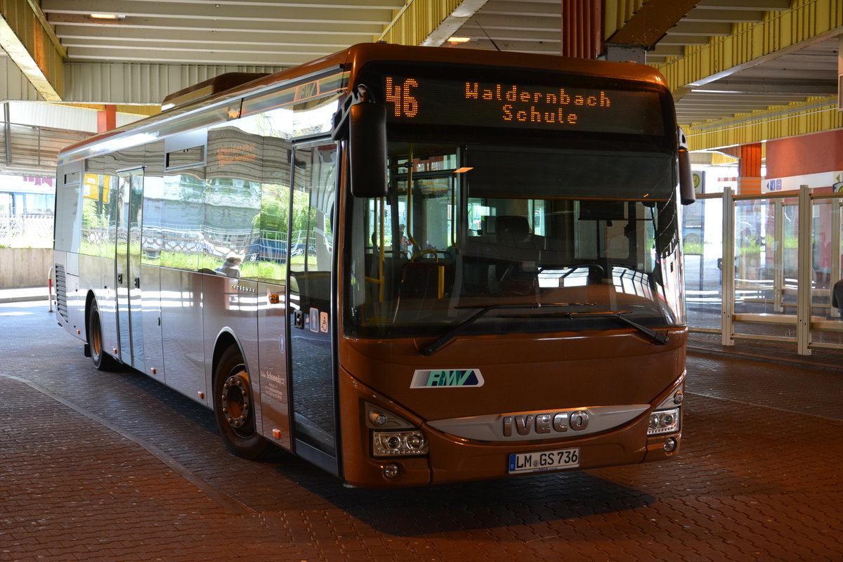 Am 21.04.2016 steht LM-GS 736 am ZOB in Limburg an der Lahn. Aufgenommen wurde ein IVECO Crossway. 