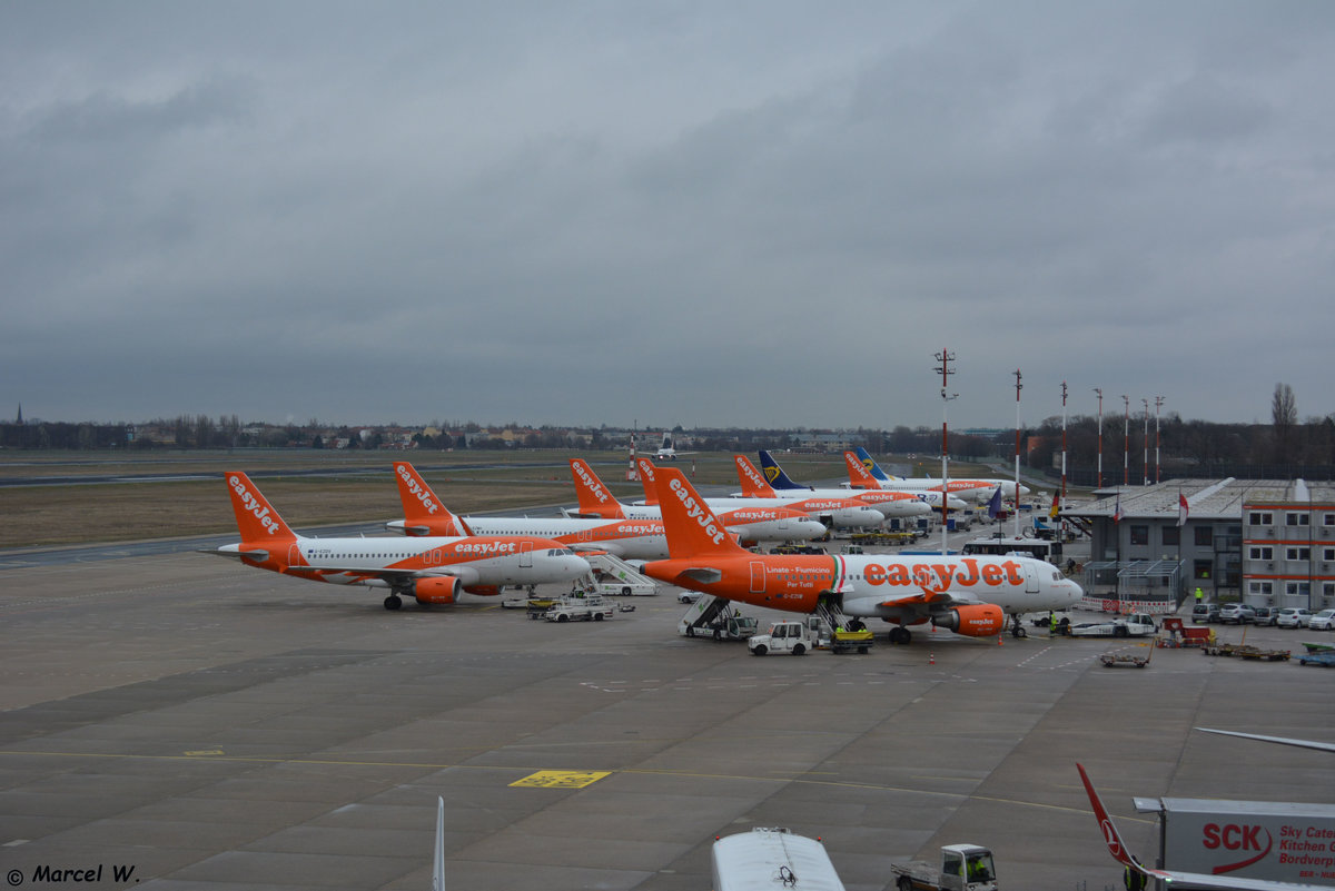 Am 23.12.2018 steht die EasyJet Flotte auf dem Flughafen Berlin Tegel.