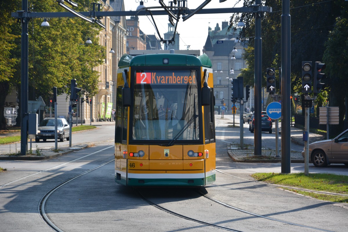 Auf der Linie 2 Richtung Innenstadt fhrt diese Niederflurstraenbahn am 19.09.2014 in Norrkping.