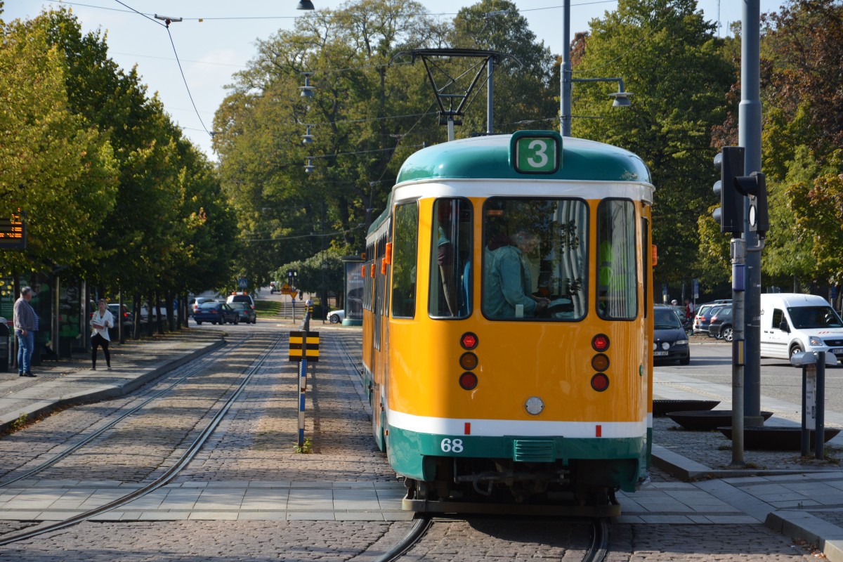 Auf der Linie 3 fährt die ältere Straßenbahn in Norrköping am 19.09.2014.