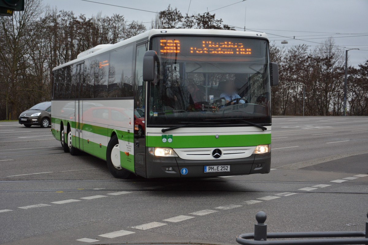 Auf der Linie 580 aus Belzig kommt dieser schöne Mercedes Benz Integro mit dem Kennzeichen PM-E 252. Aufgenommen am 15.12.2014, Potsdam HBF.