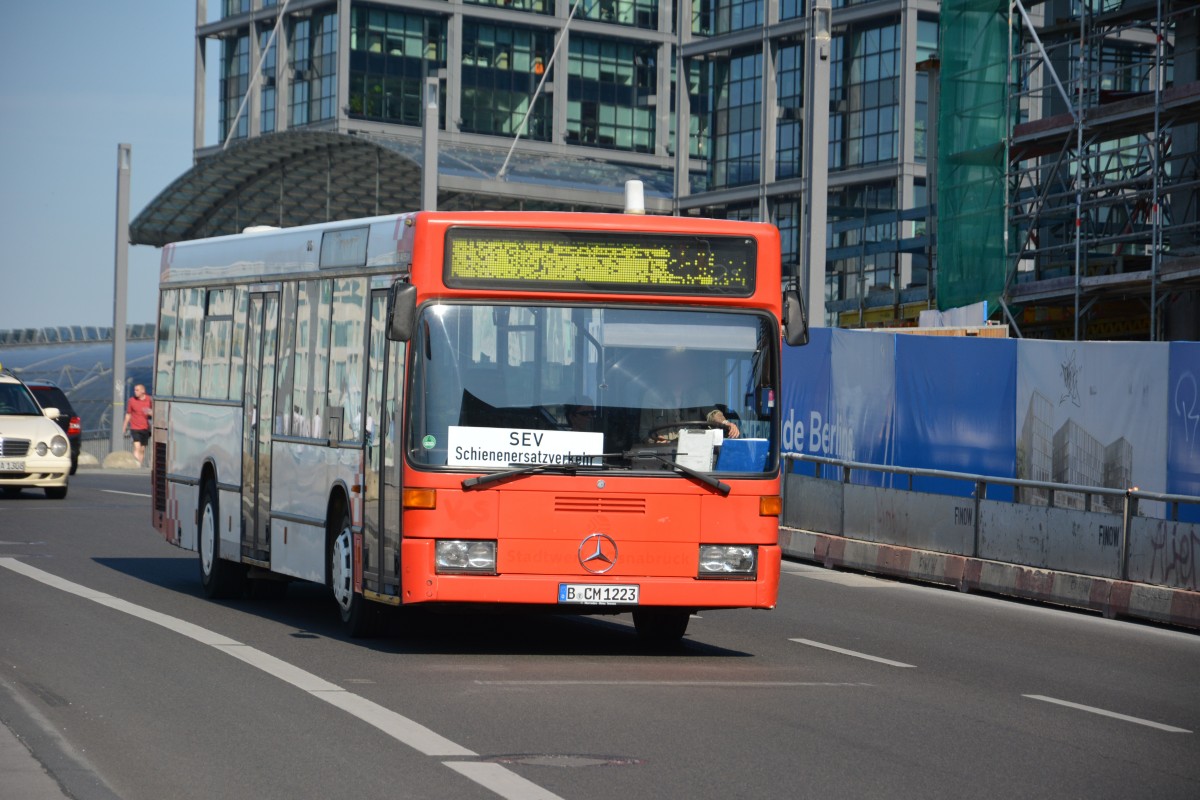 B-CM 1223 fährt am 18.07.2015 für die S-Bahn Berlin Schienenersatzverkehr. Aufgenommen wurde ein Mercedes Benz O405 / Berlin Rahel-Hirsch-Straße.
