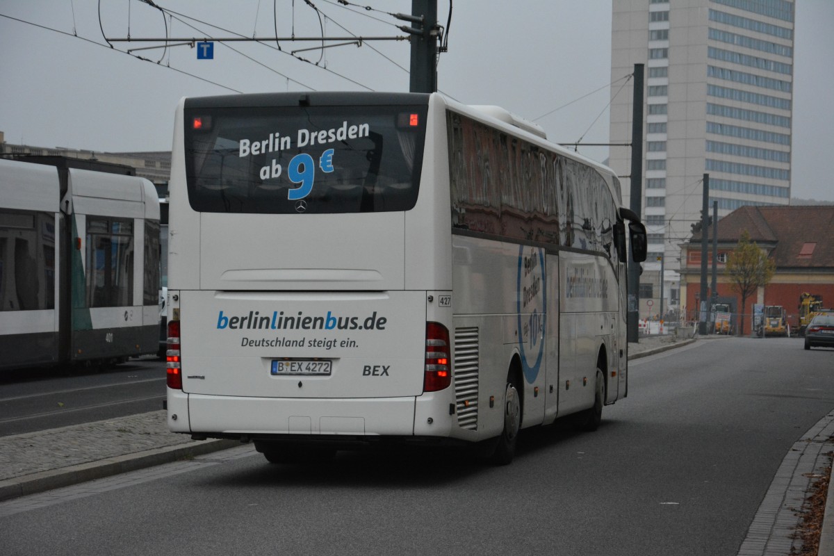 B-EX 4272 (Mercedes Benz Tourismo) fhrt am 25.10.2014 durch Potsdam. Aufgenommen am Platz der Einheit.