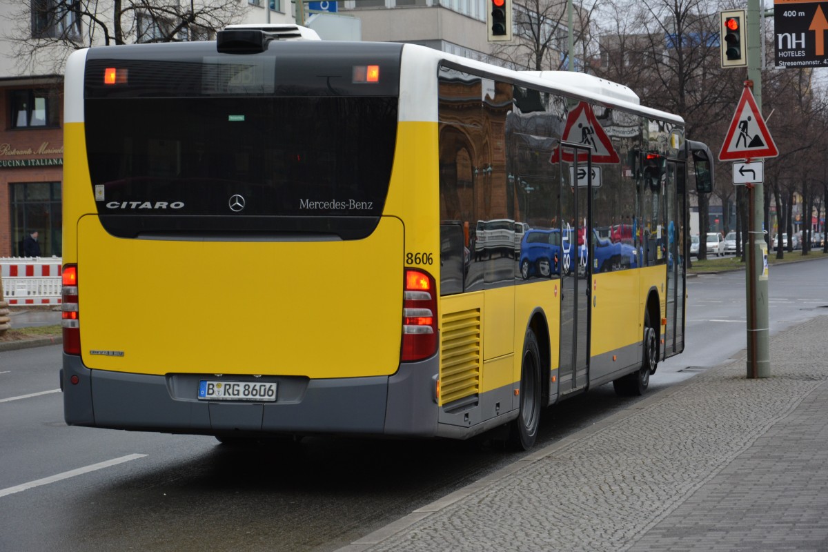 B-RG 8606 fährt am 14.03.2015 für die S-Bahn Berlin SEV zwischen Berlin Friedrichstraße und Berlin Yorckstraße. Aufgenommen wurde ein Mercedes Benz Citaro Facelift / Berlin Stresemannstraße. 