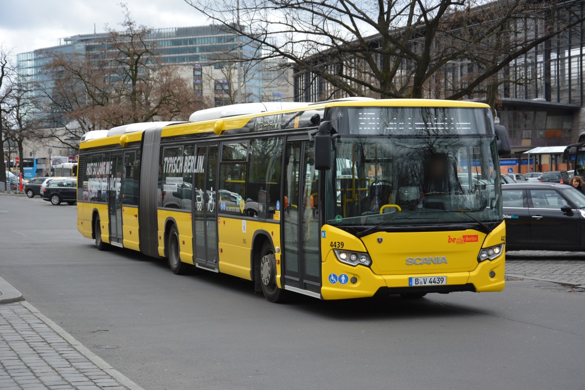 B-V 4439 fährt am 01.04.2015 auf der Linie X9 zur Hertzallee. Aufgenommen wurde ein Scania Citywide / Berlin Zoologischer Garten. 
